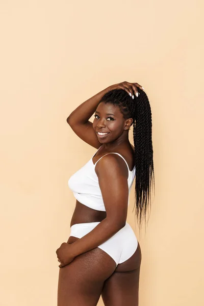 Svart Ung Kvinna Med Afro Flätor Leende Samtidigt Poserar Underkläder — Stockfoto