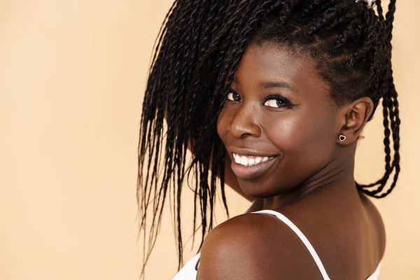 Schwarze Junge Frau Mit Afro Zöpfen Lächelt Und Blickt Vereinzelt — Stockfoto