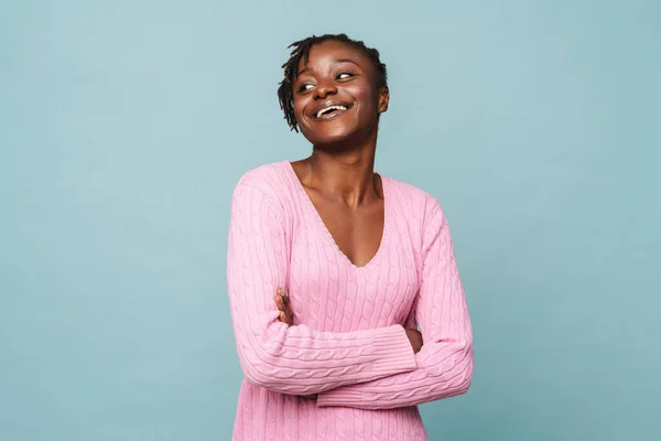 Afroamerykanka Szczęśliwa Kobieta Uśmiechnięta Stojąca Ramionami Złożonymi Niebieskim Tle — Zdjęcie stockowe