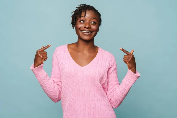 Afrikai Amerikai Boldog Mosolyog Magára Mutat Elszigetelve Kék Háttér — Stock Fotó