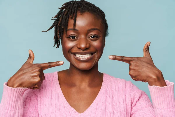 Afroamerykanka Szczęśliwa Kobieta Śmieje Się Wskazuje Jej Uśmiech Odizolowany Niebieskim — Zdjęcie stockowe