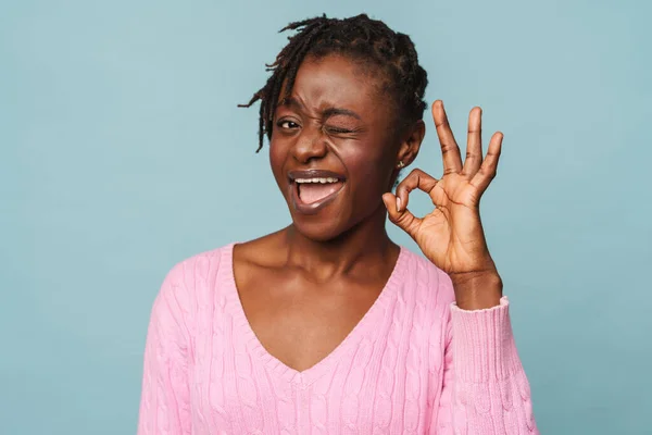 Afroamerykanka Szczęśliwa Kobieta Uśmiecha Się Robi Dobry Gest Odizolowany Niebieskim — Zdjęcie stockowe