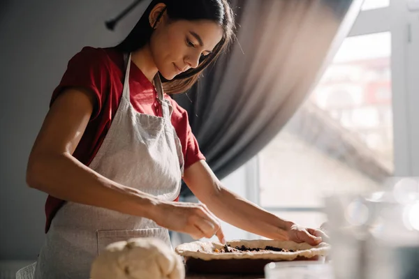 Genç Spanyol Kadın Önlük Giyip Mutfakta Turta Yapıyor — Stok fotoğraf