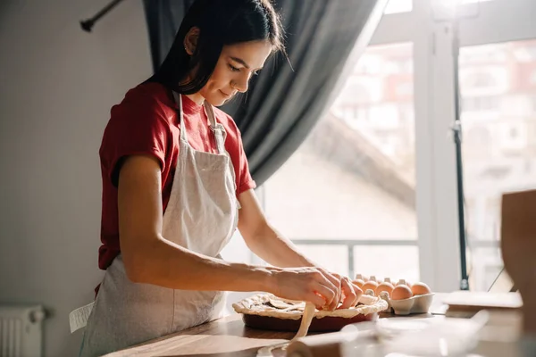 Jong Hispanic Brunette Vrouw Dragen Schort Koken Het Maken Van — Stockfoto