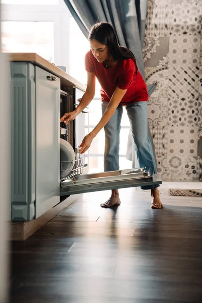 Mujer Hispana Joven Usando Lavavajillas Mientras Hace Tareas Domésticas Casa — Foto de Stock
