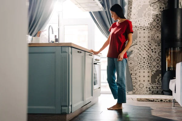 Молода Іспаномовна Жінка Використовує Посудомийну Машину Під Час Домашньої Роботи — стокове фото