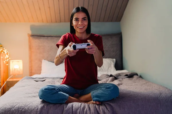 Jonge Spaanse Vrouw Glimlachend Met Behulp Van Game Controller Tijdens — Stockfoto