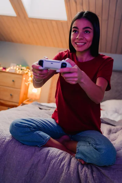 Jonge Spaanse Vrouw Glimlachend Met Behulp Van Game Controller Tijdens — Stockfoto
