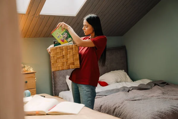 Junge Hispanische Frau Hält Schachtel Mit Buch Während Sie Hause — Stockfoto