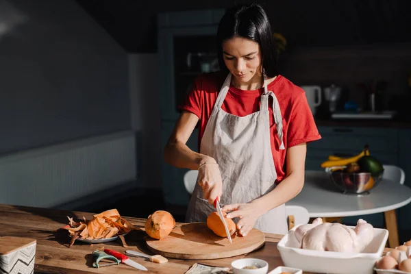 Jovem Hispânica Cortando Batata Doce Enquanto Cozinha Cozinha Casa — Fotografia de Stock