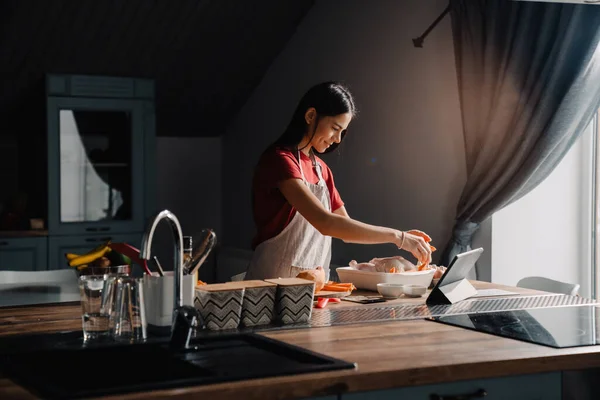Genç Spanyol Kadın Evde Yemek Pişirirken Tablet Bilgisayar Kullanıyor — Stok fotoğraf