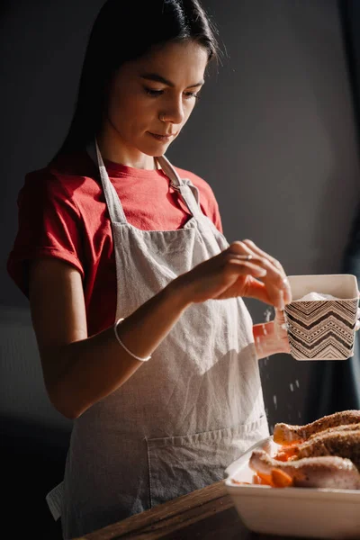 Mujer Hispana Joven Usando Delantal Cocinando Pollo Cocina Casa —  Fotos de Stock
