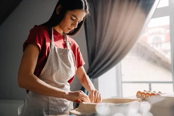 Mujer Hispana Joven Usando Delantal Haciendo Pastel Cocina Casa — Foto de Stock