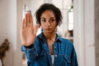 Elinde dur işareti olan ve kürtajı protesto eden genç siyahi kadın.