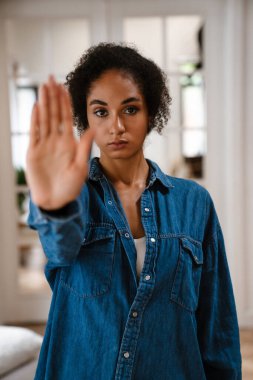 Elinde dur işareti olan ve kürtajı protesto eden genç siyahi kadın.