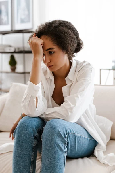Joven Mujer Negra Siendo Molesto Pensando Aborto Mientras Está Sentado —  Fotos de Stock