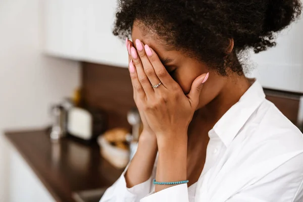 Молодая Черная Женщина Расстроена Думает Аборте Дома — стоковое фото