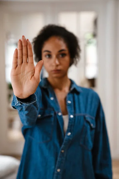Junge Schwarze Frau Gestikuliert Mit Der Hand Auf Stoppschild Und — Stockfoto