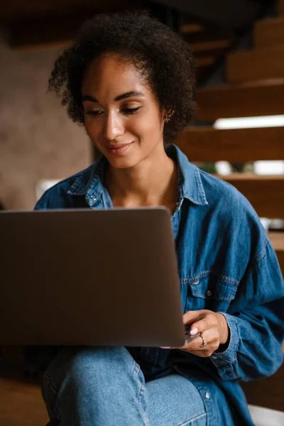 Young Black Woman Wearing Denim Shirt Smiling Using Laptop Home — Stock Photo, Image