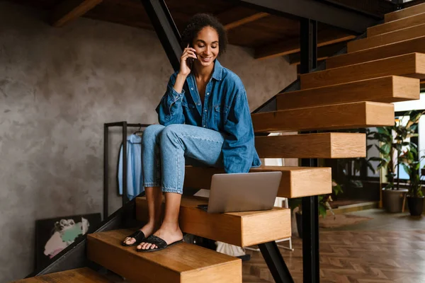 Young Black Woman Wearing Denim Shirt Smiling While Using Laptop — Stock Photo, Image