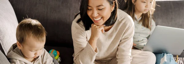 Young Asian Woman Smiling While Spending Time Her Children Home — Stock Photo, Image