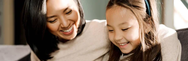 Jovem Mulher Asiática Sorrindo Enquanto Passa Tempo Com Sua Filha — Fotografia de Stock