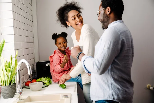 Afrikaans Amerikaans Gelukkig Man Vrouw Met Kleine Dochter Maken Ontbijt — Stockfoto