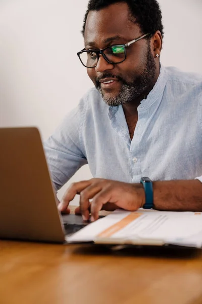 Afroamerikanischer Bärtiger Mann Arbeitet Laptop Während Hause Schreibtisch Sitzt — Stockfoto