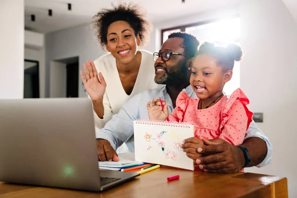 Afrikansk Amerikansk Familj Med Liten Flicka Leende Och Vinka Laptop — Stockfoto