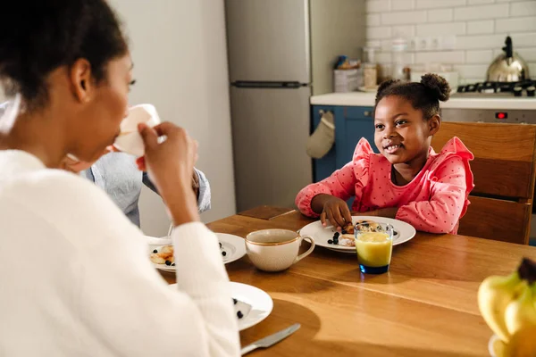 Африканська Американська Родина Жінка Чоловік Маленькою Донькою Посміхаються Снідають Вдома — стокове фото