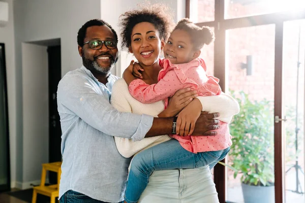 Afroamericana Familia Mujer Hombre Con Pequeña Hija Sonriendo Abrazando Juntos — Foto de Stock