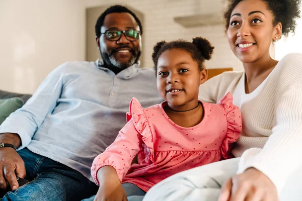 Afroamericano Famiglia Donna Uomo Con Piccola Figlia Sorridente Seduto Sul — Foto Stock