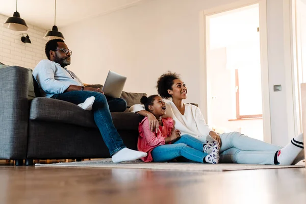 African American Family Woman Man Little Daughter Sitting Sofa Watching — Stock Photo, Image