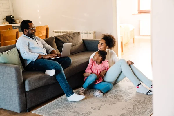 Famiglia Afroamericana Donna Uomo Con Figlioletta Seduta Sul Divano Guardare — Foto Stock