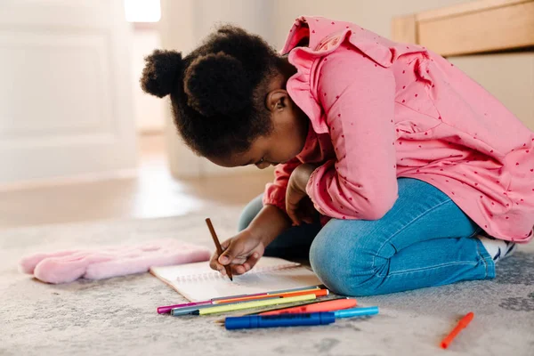 Afroamerykanka Mała Dziewczynka Siedzi Podłodze Rysunek Markerów Domu — Zdjęcie stockowe