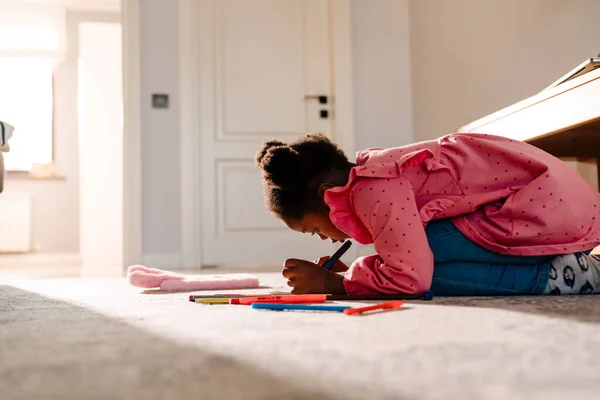 Afroamerykanka Mała Dziewczynka Siedzi Podłodze Rysunek Markerów Domu — Zdjęcie stockowe