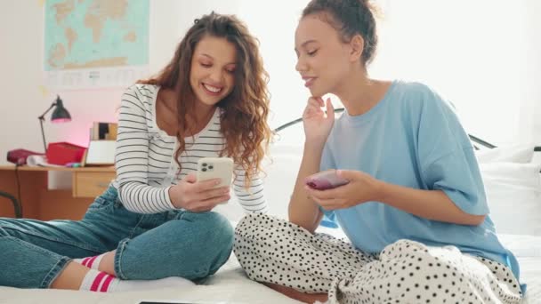 Boldog Barátnők Nézik Telefont Beszélgetnek Ágyon — Stock videók