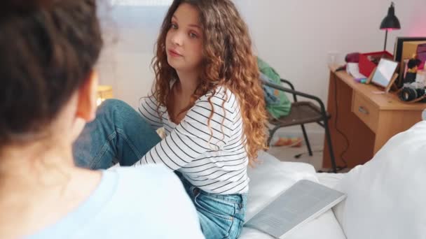 Evde Yatakta Konuşan Konsantre Kız Arkadaşlar — Stok video