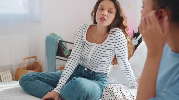 Evde Yatakta Kendinden Emin Kız Arkadaşlar Konuşuyor — Stok video