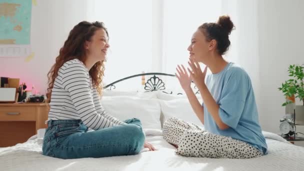 Позитивно Здивовані Подружки Розмовляють Обіймаються Ліжку Вдома — стокове відео