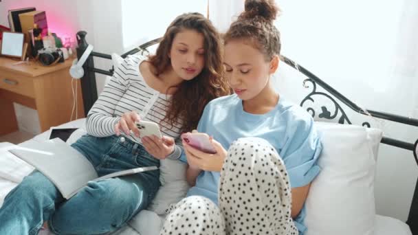 Güzel Kız Arkadaşlar Telefonda Mesajlaşıyorlar Evde Yatakta Konuşuyorlar — Stok video