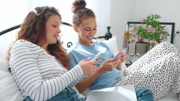 Pozitív Barátnők Gépelnek Telefonon Otthon Beszélgetnek Ágyon — Stock videók