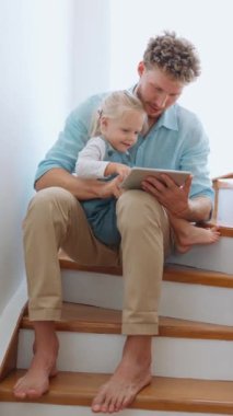 Güzel bir baba-kız tablet yazıp evde konuşuyorlar.