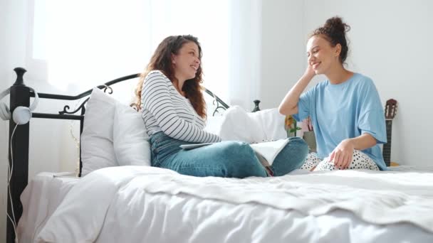 Rahatlamış Kız Arkadaşlar Evde Yatakta Konuşuyorlar — Stok video