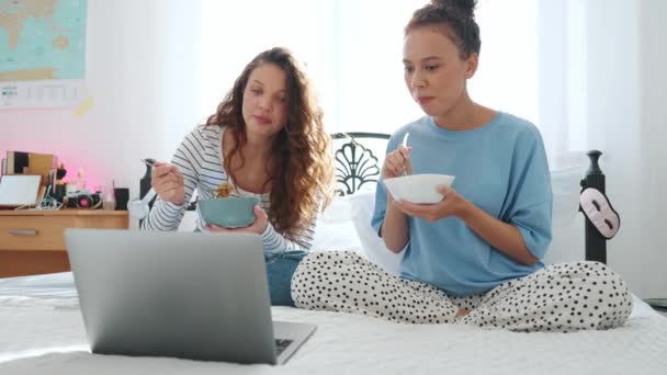 Magabiztos Barátnők Akik Tésztát Esznek Filmet Néznek Otthon Ágyon — Stock videók