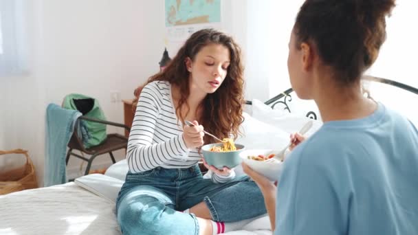 Pretty Girlfriends Eating Noodles Talking Bed Home — Stock Video