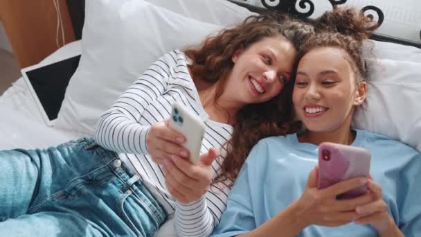 Vicces Hogy Két Otthon Ágyon Beszélget Nézi Mobilt — Stock videók