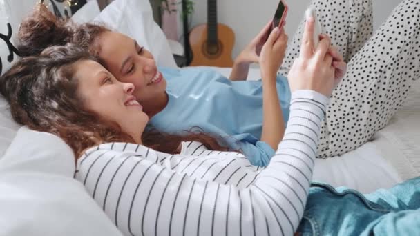 Lächelnd Reden Zwei Frauen Und Schauen Hause Aufs Handy Auf — Stockvideo