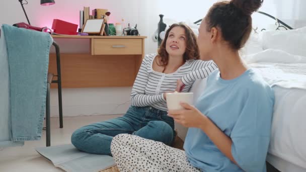 Rüya Gören Kız Arkadaşlar Evde Yerde Konuşuyor — Stok video
