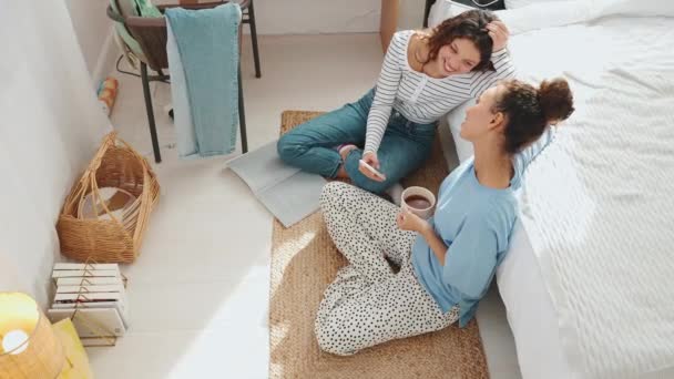 Fröhliche Freundinnen Reden Hause Auf Dem Fußboden — Stockvideo